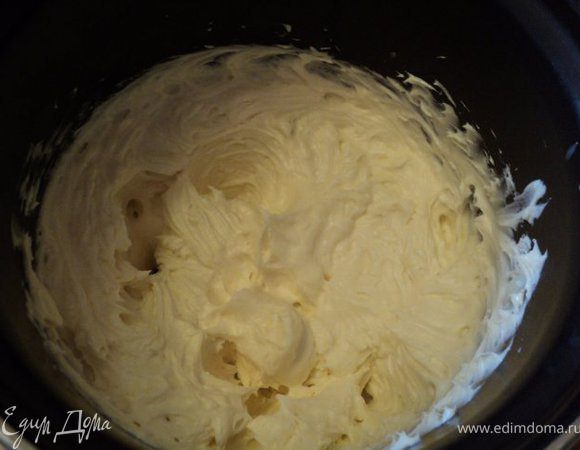 Размягченное масло растереть с сахаром, добавить по немногу заварной крем                      