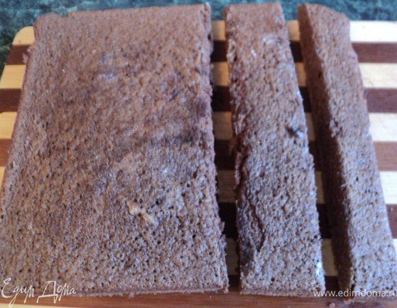 Один шоколадный бисквит разрезать на три части как на фото.