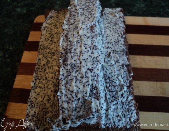 Большую часть пласта смазать кремом, на середину уложить меньшую часть бисквита и тоже смазать кремом.