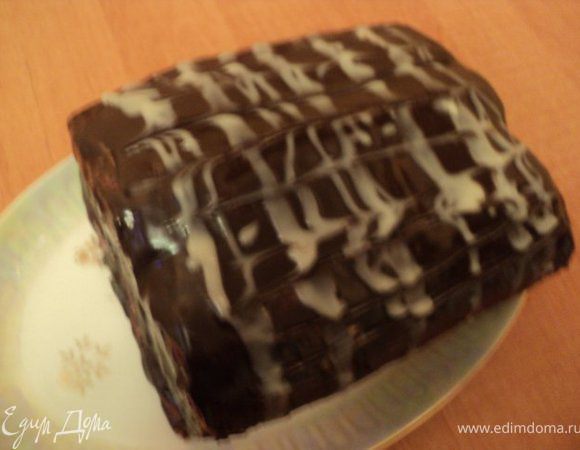 Для ганаша растопить шоколад вместе со сливками в микроволновке или на водяной бане, слегка охладить и полить пляцок сверху и с боков. Можно еще взять немного белого шоколада и нанести поверх ганаша рисунок – перышки совы.