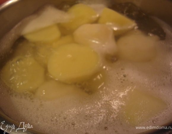Отварить картофель. Остудить, нарезать на кружочки толщиной 1 см.