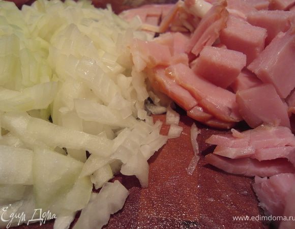 Порезать мелко лук и бекон (квадратиками).