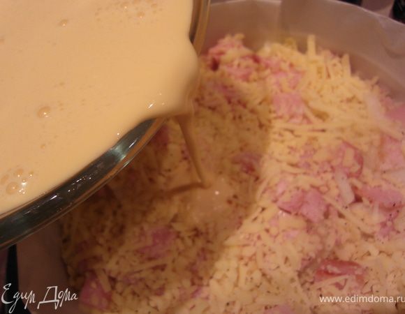 Яично-сливочную массу вылить аккуратно на картофель. 