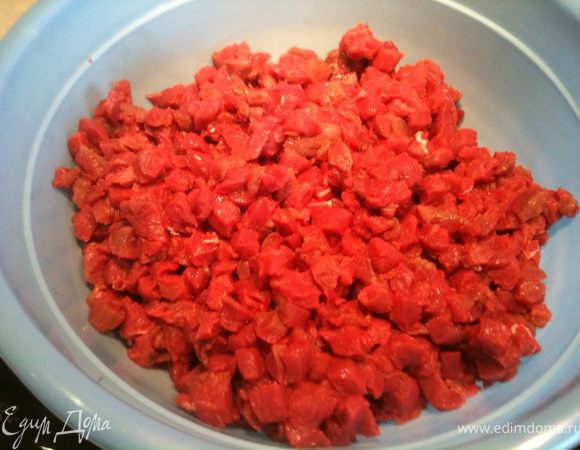Мясо порезать маленькими кусочками, примерно 1см на 1 см.