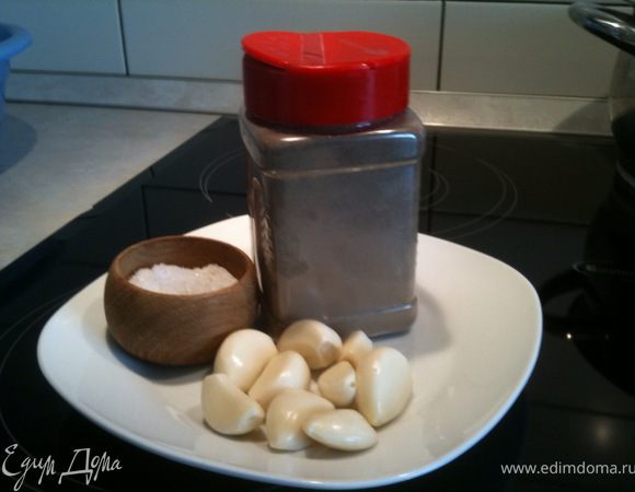 Очистить чеснок и подготовить специи и воду.