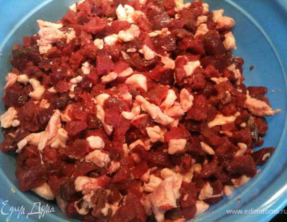 Смесь поперчить и  посолить по вкусу, добавить натертый на мелкой терке чеснок и  очень хорошо перемешать. В процессе вымешивая фарша подливать воду и продолжать вымешивать, до момента, пока мясо станет влажно-блестящим (данный момент очень важен для того, чтобы после приготовления колбаса осталась сочной).