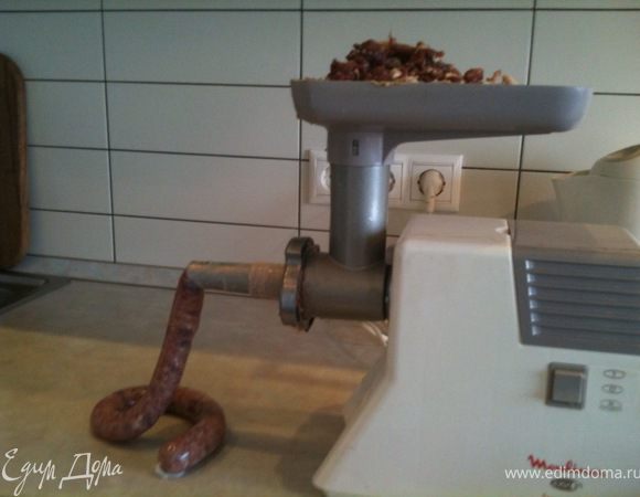 Подготовленные кишки (предварительно завязав с одного конца ниткой) одеть на мясорубку используя специальную насадку для колбасы. Натолкать фаршем кишки (не очень плотно, но и не оставляя больших пространств с воздухом). Кончик колбаски также завязать ниткой.