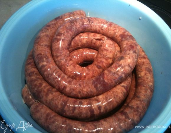 Начиненную колбасу наколоть часто иголкой со всех сторон (именно иголкой, т.к. зубочистка делает большие дырочки)для того, чтобы вышел лишний воздух и она не потрескалась при запекании.