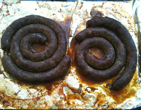 В разогретую до 200 градусов духовку на нижнюю полочку поставить глубокий протвинь с водой. На среднюю полочку протвинь с колбасой. Запекать 30 минут с одной стороны, по истечение времени перевернуть колбасу и запекать еще 30 минут.  Приятного аппетита!