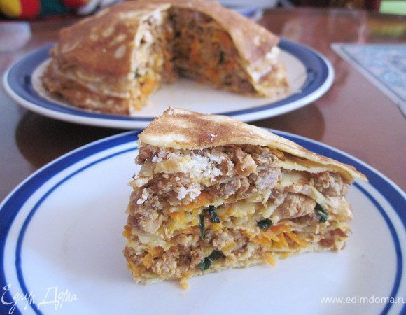 Собираем тортик: 
блин, не много фарша, лук с морковкой, пармезан, и снова блин.
И таким образом складываем торт.
По желанию блин можно смазывать майонезом, мягким сыром(плавленым).
Приятного аппетита!!!