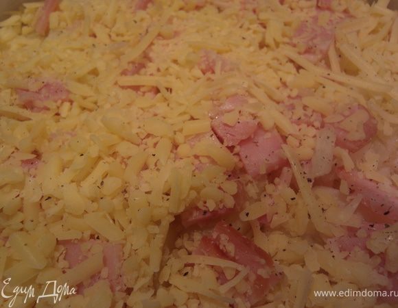 Итак повторить слои c оставшейся второй половиной продуктов: картофель - соль и перец - лук - бекон - сыр. (Таким образом завершив сыром).