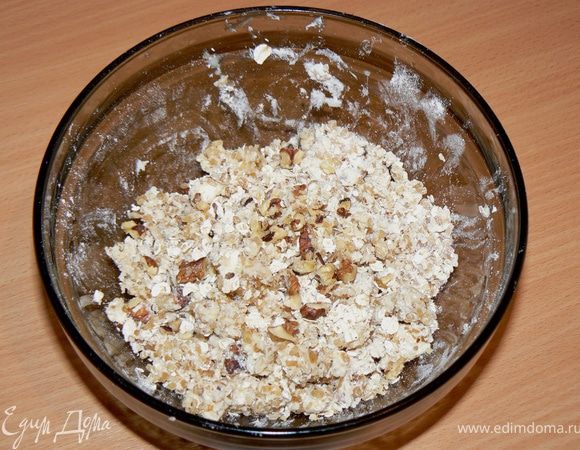 Крошки-крамбль:
В миске смешать коричневый сахар, муку. Добавить масло и с помощью двух ножей порубить масло с мукой-сахаром в крошки. Вмешать орехи и овсяные хлопья.
