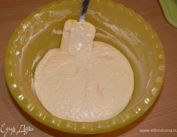 В другой миске просеять муку с разрыхлителем и содой, добавить сахар. Потом добавить масло и порубить смесь в крошки. Добавить яйцо, кефир , ванильный сахар, замесить тесто. Долго не месить, только смешать все ингредиенты и все.