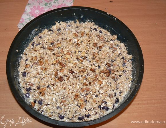 Выложить тесто в форму, разровнять. Разложить поверх теста ягодки. Посыпать сверху крошками-крамблем