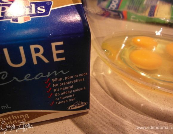 Духовку разогреть до 180 градусов (160, если духовка с феном). Этим временем в отдельной посуде взбить яйца добавить сливки и еще раз тщательно взбить.