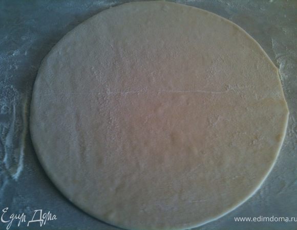 Тесто разморозить и вырезать из него круг, диаметром формы, в которой будет выпекаться пирог.