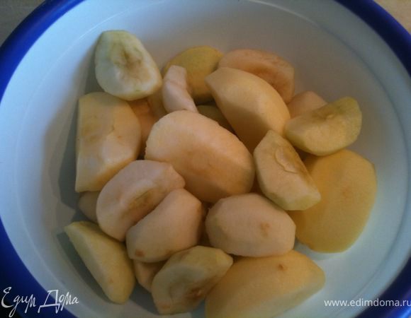 Яблоки очистить от кожуры и серцевины. Порезать на четверти.