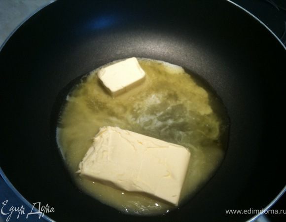 В форме растопить сливочное масло.