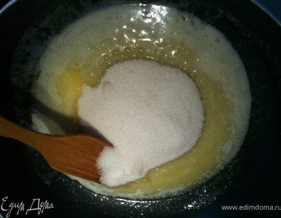 Добавить сахар и постоянно помешивая варитиь карамель.