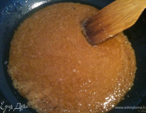 Уварить карамель до светло-золотистого цвета.