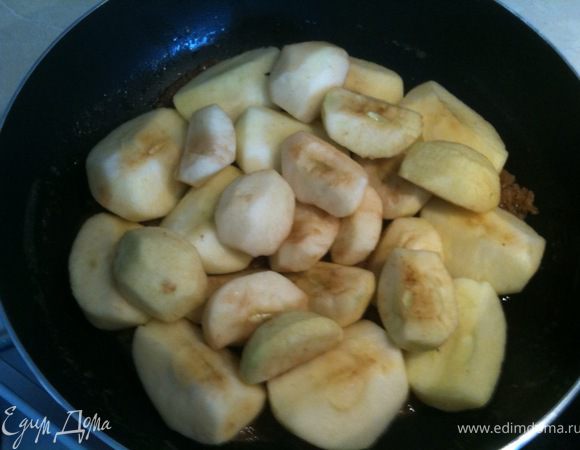 В полученную карамель выложить яблоки выпуклой стороной вниз.