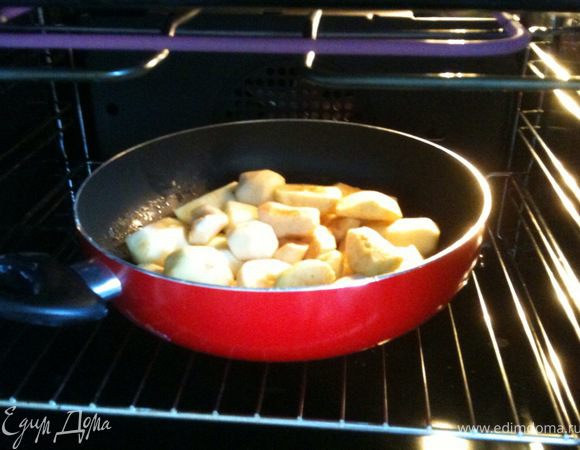 Поставить форму с карамелью и яблоками в духовку, разогретую до 200 градусов на 15 минут.