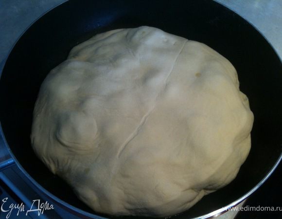 Накрыть начинку тестом. Немного подтолкнуть края теста под начинку.