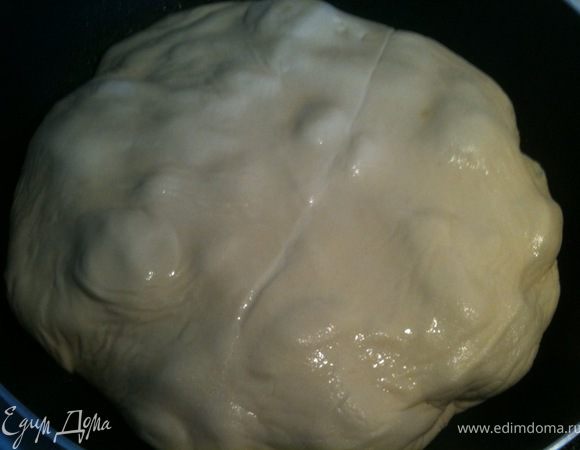 Увлажнить тесто водой (я пользуюсь обычным пульвелизатором для белья или цветов).