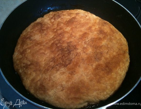 Поставить форму в духовку и выпекать при температуре 180 градусов до золотистого цвета (около 40 минут).