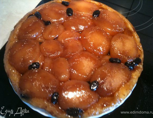 Готовый пирог достать из духовки и дать остыть до теплого состояния. После этого перевернуть форму на тарелку. Приятного аппетита!