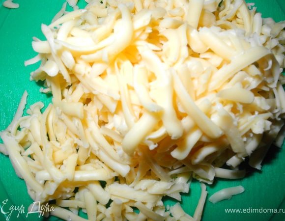 Снимаем с огня и даем отдохнуть в течение нескольких минут. В это время натрем сыр на крупной терке. 