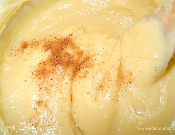 Теперь по одному вбиваем яйца в тесто. Сначала одно, тщательно размешиваем до однородности, затем другое и так все 4. Затем добавляем мускатный орех, сыр, можно ещё добавить черный перец, но мне показалось, что вкус будет более гармоничный без него.