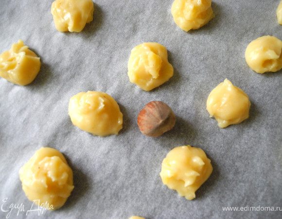 Тесто готово. Можно отсаживать шарики с помощью кондитерского мешка, можно с помощью ложки. 
Я отсаживала с помощью кофейной  ложечки, так как хотела получить маленькие шарики. Если вы хотите использовать гужеры в качестве самостоятельной закуски, то рекомендую делать маленького размера, если хотите их чем-нибудь начинить, то можно сделать размер побольше.  Сверху можно посыпать тертым сыром, но можно без этого обойтись, они и так получаются очень хорошенькими.