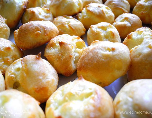 Выпекаются гужеры в духовке, разогретой до 200 градусов, примерно 15-20 минут ( в зависимости от размера) до образования румяной корочки. Во время выпечки духовку не открывать! Иначе гужеры опадут. Вот такие пухлявенькие, цыплячьи они получаются.  