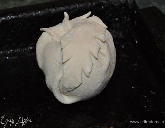 Тесто раскатать тонко, разрезать на квадратики.В квадратик теста положить яблочко и завернуть его.Из небольшой полосочки вырезать листочек и им украсить яблоко.