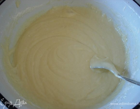 Растапливаем пачку масла в микроволновке или на слабом огне. Взбиваем яйца с сахаром и добавляем чуть остывшее растопленное масло. Затем добавляем сметану и гашенную соду. Вводим муку. Тесто должно получиться густым.