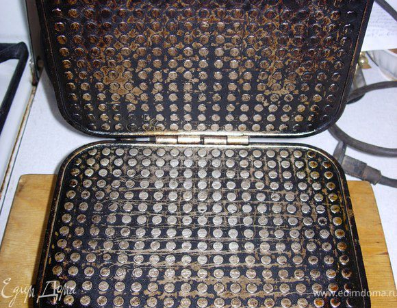 Разогреваем электровафельницу