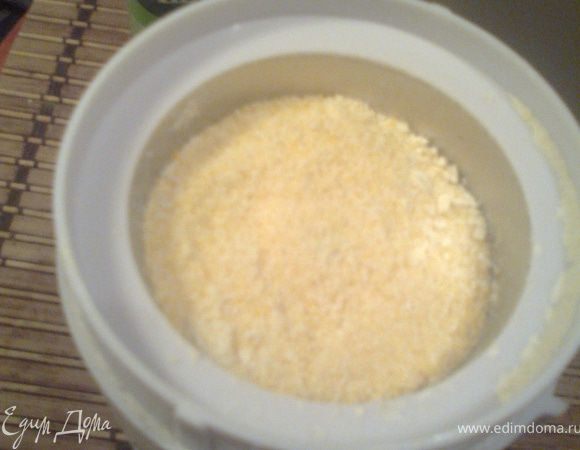 Получаем муку из кукурузной крупы на кофемолке.