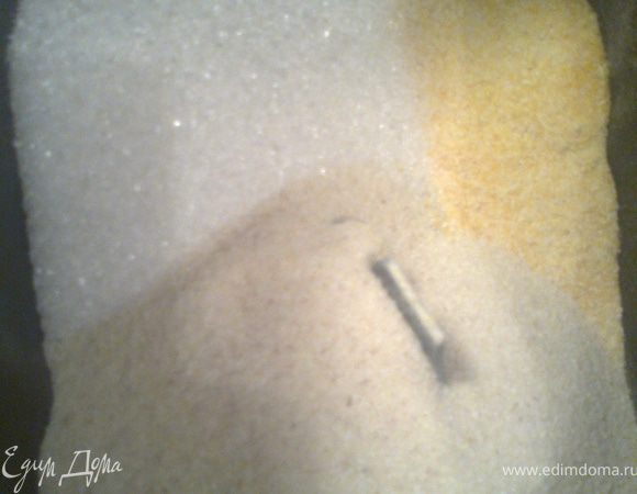 Высыпаем в хлебопечку манку,сахар,кукурузную муку,соду,разрыхлитель...