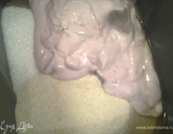 Вливаем масло и йогурт...