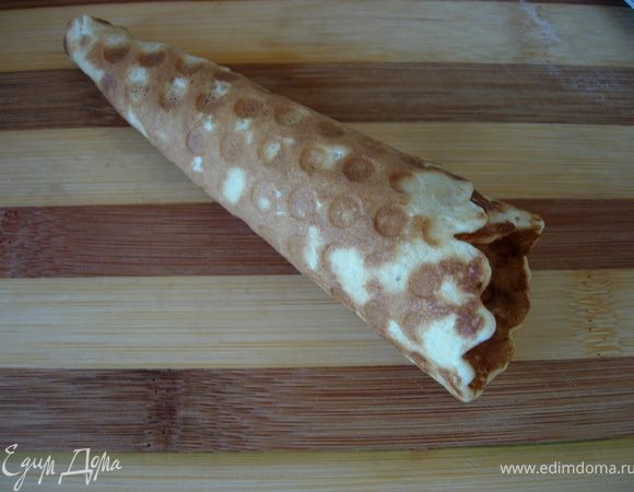 Сворачиваем их пока горячие: