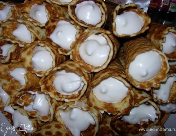 Теперь наполняем трубочки вашим любимым кремом - у меня 2 белка, взбитых с сахарным сиропом, еще очень вкусно с вареной сгущенкой или масляным кремом.