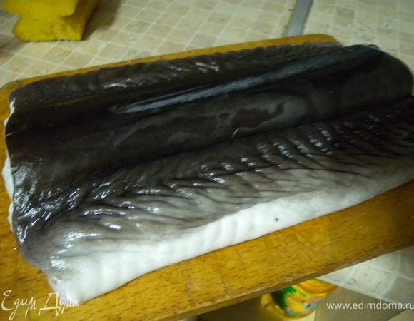 Рыба. Обожаю рыбу. Особенно хорошую. Вот и решила приготовить что-нибуть особенное. Редко обращаюсь к инетрнету но тут пришлось. Понравился рецепт французской кухни "Угорь с зеленью". Вот ингредиенты оригинала: 
угорь - 1 кг
лук-шалот - 2 шт.  
щавель - 150г
шпинат - 50г
кресс-салат - 50г
кервель - 50г  
петрушка - 50г
ассорти различных трав:

эстрагон - 2 веточки  
шалфей - несколько листочков  
садовый чабер - несколько листочков  
мята - 1 веточка  
сливочное масло - 50г
вино (белое) - 100 мл
соус из рыбы (готовый к употреблению) - 100 мл
яичный желток - 1 шт.
мука (пшеничная) - 1 ст.л.
сливки - 100г
лимон - 1 шт.
соль, перец.