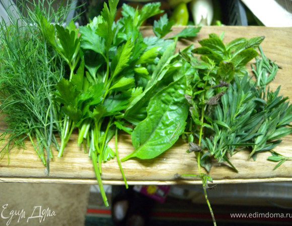 Вообще "традиция требует, чтобы как минимум четырнадцать видов различных свежих трав использовались при приготовлении этого блюда. Но и при меньшем количестве используемой зелени блюдо будет иметь превосходный вкус!" - скопировала с предлагаемого рецепта.  Я не имела такого набора трав и решила воспользоваться тем, что есть у меня. (на фото укроп, петрушка, базилик, иссоп, розмарин, мята).