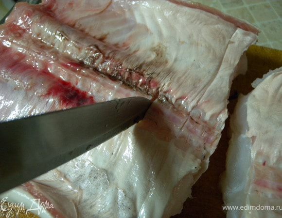 Итак, приступим. Хочу  педелиться с вами, как легко порезать кусок рыбы на стейки с наименьшими усилиями, и чтобы стейки были одинаковыми по толщине. Перевернуть рыбу на спину. Острым ножом, самим концов, пробить между позвонков. 