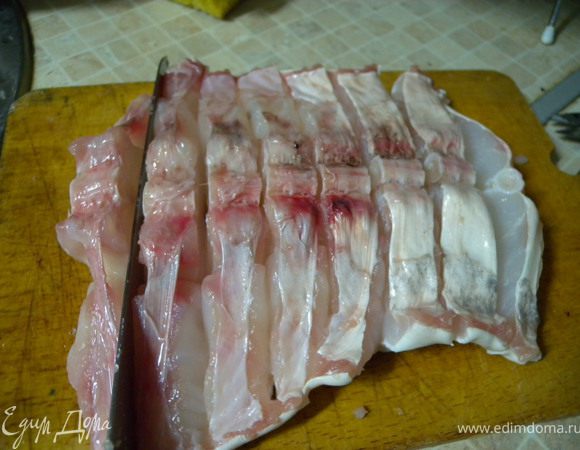Далее порезать рыбу на кусочки по уже пробитым позвонками (я брала по два позвонка). Прорезать только до кожи. Как видиде - уже легко.  