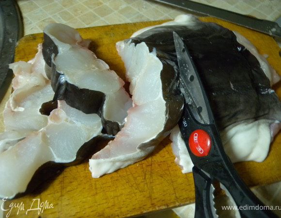 Потом прорезать кожу уже ножницами. На угре кожа скользкая и ножом у меня она не резалась. 