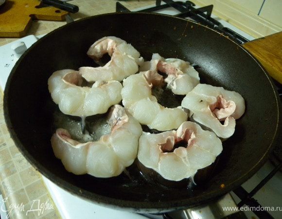 Обжарить на растительном масле и оливковом масле стейки (кожу я не снимала). Я обжаривала за два прихода. 