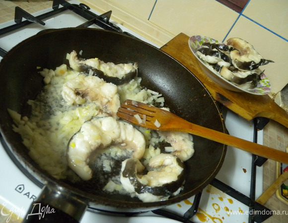 При обжаривании второй партии рыбы я добавила лук. Если у вас немного рыбы - сразу обжарьте ее с луком. 