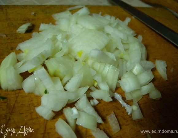 Лук резать крупно или полукольцами.